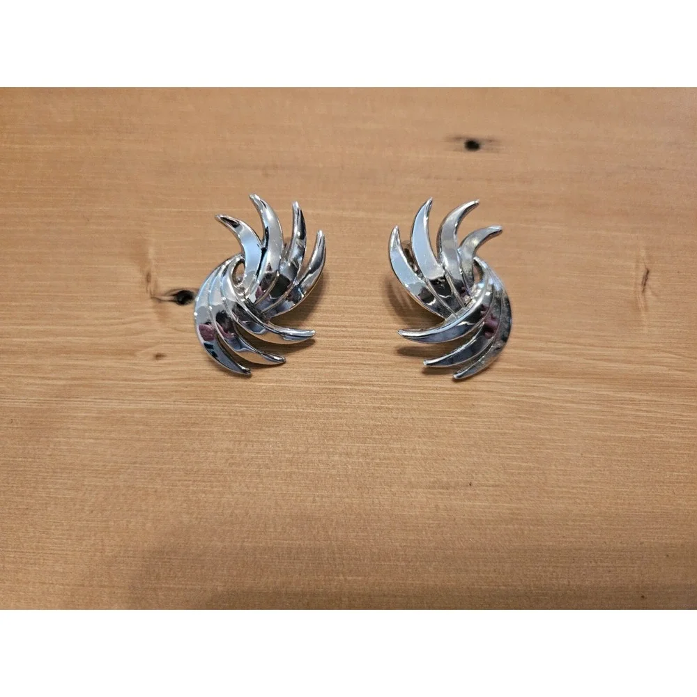 Silver Tone Clip On Earrings Abstract‎ Swirl Statement Jewelry